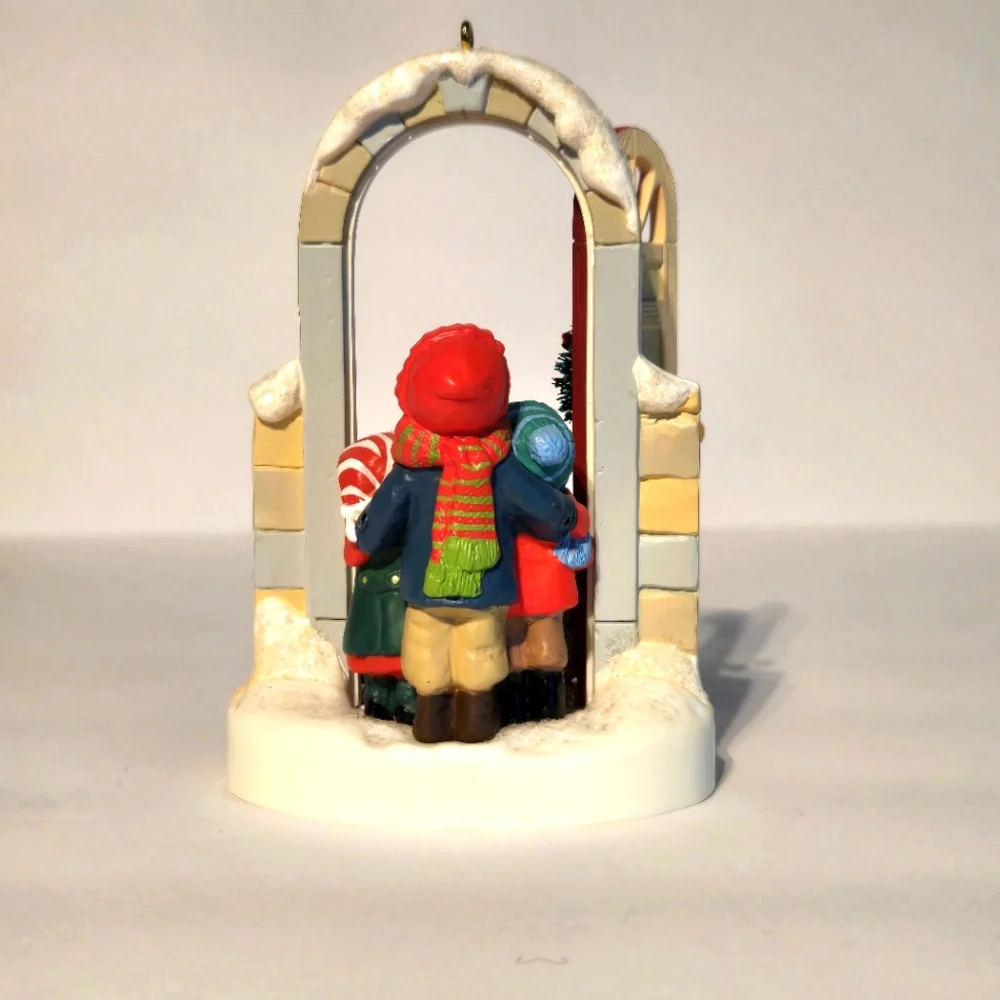 VTG 2003 HALLMARK 'Caroling at the Door' Ornament/Orig Box, Artist Sue Tague
